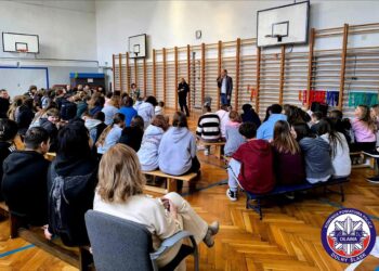 Oławscy policjanci rozmawiają z młodzieżą o przemocy i hejcie