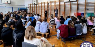 Oławscy policjanci rozmawiają z młodzieżą o przemocy i hejcie