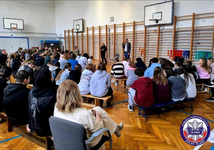 Oławscy policjanci rozmawiają z młodzieżą o przemocy i hejcie