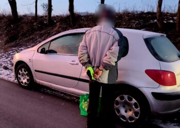 Był poszukiwany i kierował samochodem pomimo sądowych zakazów – został zatrzymany podczas kontroli drogowej