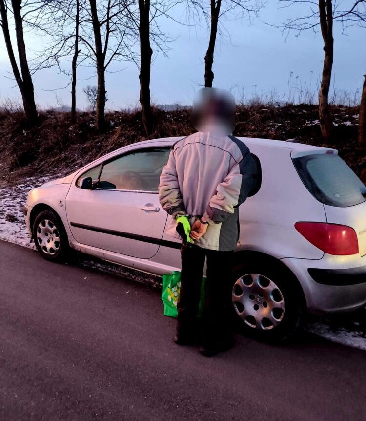 Był poszukiwany i kierował samochodem pomimo sądowych zakazów – został zatrzymany podczas kontroli drogowej
