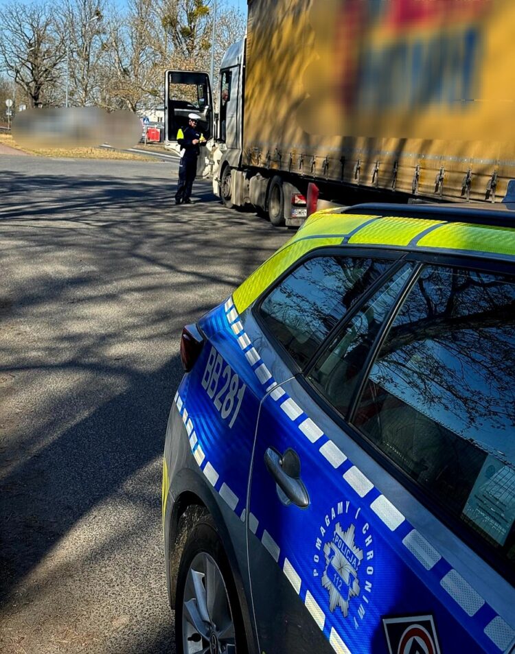 Policyjne kontrole pojazdów ciężarowych wjeżdżających do miasta mimo zakazu