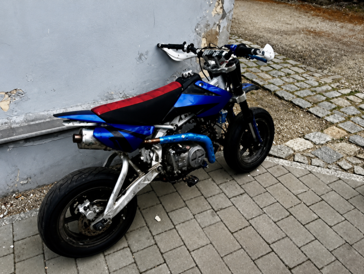Groźne zdarzenie drogowe z udziałem motocyklisty na Lipowej w Oławie