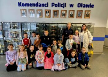 Przedszkolaki z Gminnej Szkoły Podstawowej w oławskiej komendzie