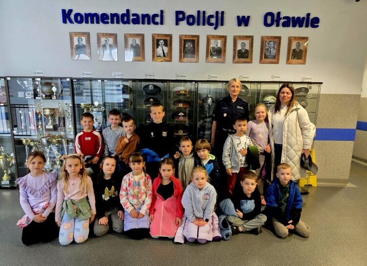 Przedszkolaki z Gminnej Szkoły Podstawowej w oławskiej komendzie
