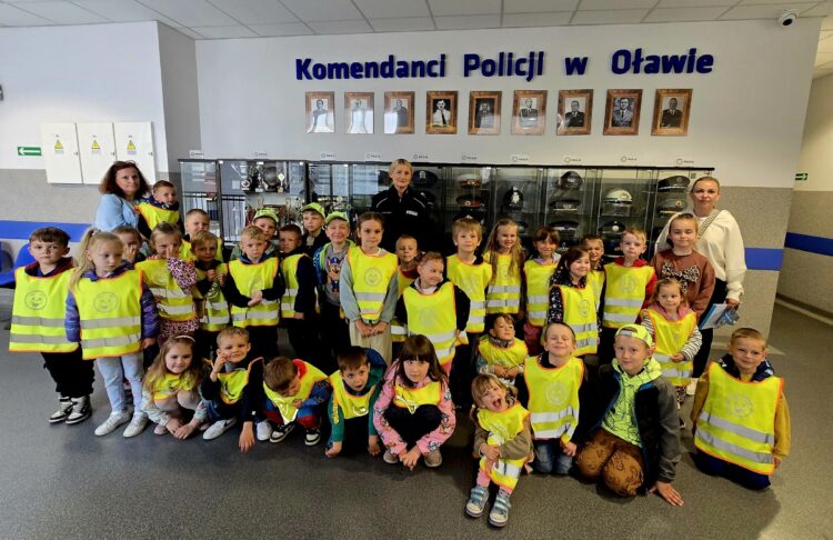 Maluchy z przedszkola w Gaci poznawały pracę Policjantów