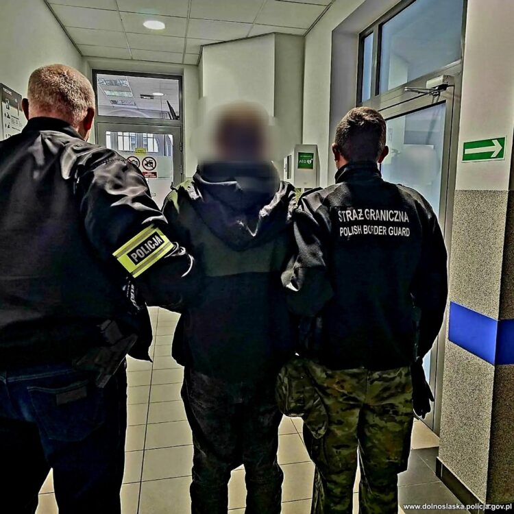 Agresywny 35-latek zatrzymany przez oławskich policjantów i przekazany Straży Granicznej celem deportacji