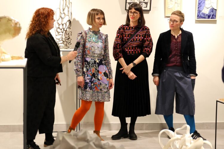 Fotorelacja z wernisażu wystawy „Ceramika po sąsiedzku” w Ośrodku Kultury w Oławie